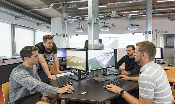 4 junge Workshopteilnehmer sitzen im X-Lab